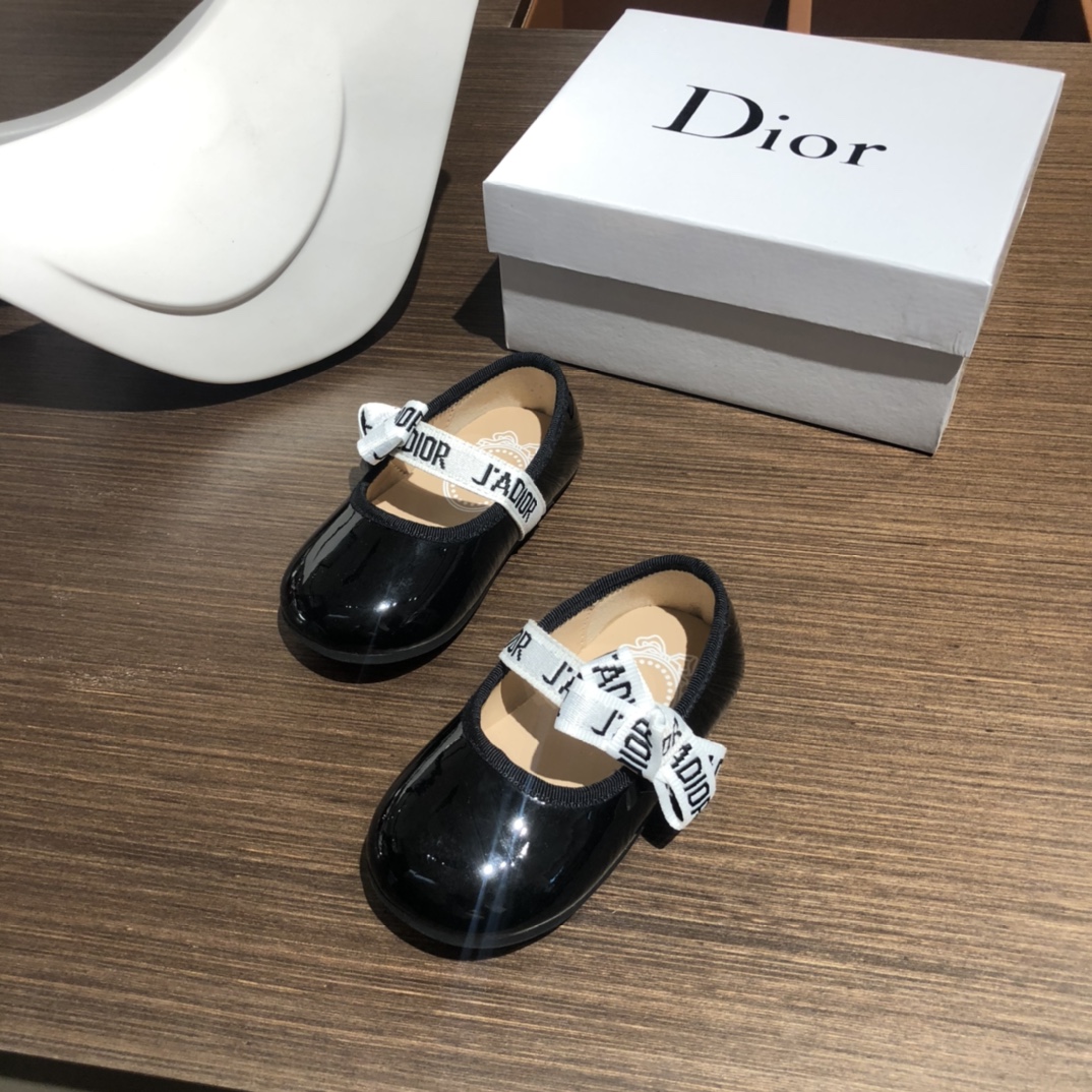 Children's shoes child